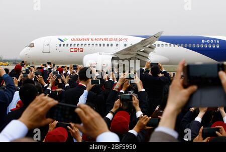 Pechino, maggio 5. 17 Aprile 2020. Cina di grande passeggeri di casa aereo C919 tasselli su una pista dopo il suo primo volo a Shanghai, Cina orientale, 5 maggio 2017. PER ANDARE CON XINHUA TITOLI DEL 17 APRILE 2020. Credit: Fang Zhe/Xinhua/Alamy Live News Foto Stock