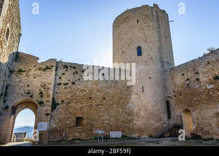 Mura e torre del Castello Normanno a Salemi città situata in provincia di Trapani nella Sicilia sud-occidentale, Italia Foto Stock