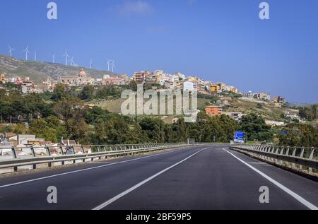 Città siciliana sull'isola di Sicilia in Italia, vista con il Santuario del Crocifisso dal numero di strada SS115 Foto Stock