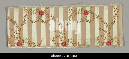 Frammento. Raso blu chiaro e tela liscia rosa chiaro a righe strette rettificate. Su questo un minuto di vite a coda, in trama di seta crema secondaria, che si avvolge in forma di arco e tiene in nodo un piccolo fiore a campana, che è broccato in cerise, rosa e verde. Foto Stock