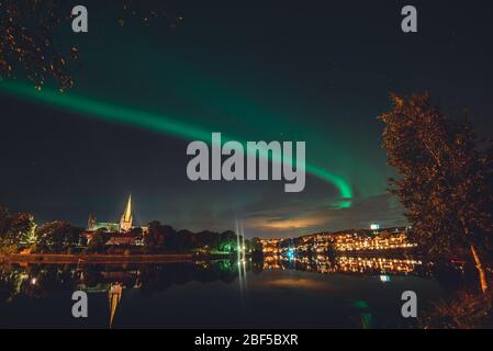 L'aurora boreale (Aurora Borealis) è attiva sulla Cattedrale di Nidaros nel centro di Trondheim, nel nord della Norvegia. Foto Stock