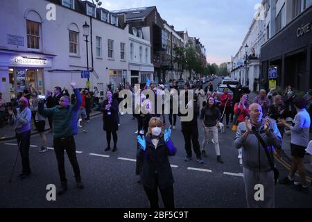 Londra, Regno Unito. 16 Apr 2020. Il pubblico applaudì fuori dal Chelsea e Westminster Hospital durante il clap settimanale per il NHS (National Health Service) a Londra, in Gran Bretagna, il 16 aprile 2020. Credit: Tim Ireland/Xinhua/Alamy Live News Foto Stock