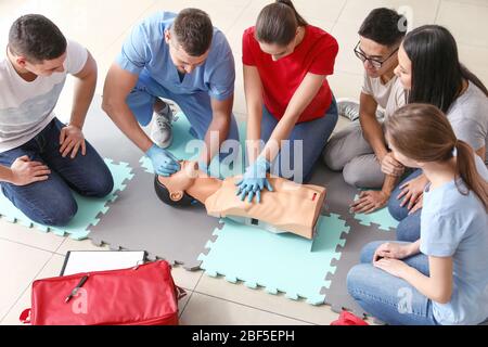 Istruttori che dimostrano la RCP su manichino durante il corso di formazione di primo soccorso Foto Stock