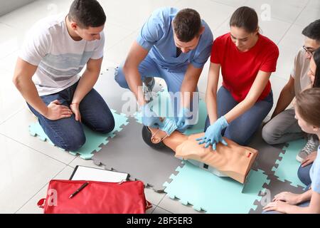 Istruttori che dimostrano la RCP su manichino durante il corso di formazione di primo soccorso Foto Stock