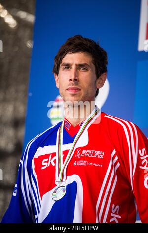 LEOGANG, AUSTRIA - 2 SETTEMBRE 2012. Gee Atherton (GBR) riceve la medaglia d'argento ai Campionati mondiali di discesa in mountain bike UCI Foto Stock