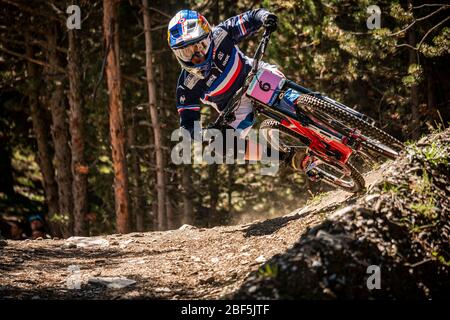 VALLNORD, ANDORRA - 6 SETTEMBRE 2015. Myriam Nicole (fra) Racing per il Team Commencal ai Campionati Mondiali di Downhill Mountain Bike UCI. Foto Stock