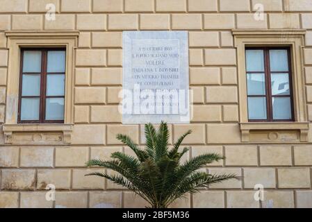 Le tavole commemorative su una facciata del Palazzo Praetoriano in Piazza Pretoria chiamato anche Piazza della vergogna nella città di Palermo sull'Isola di Sicilia nel Sud Italia Foto Stock