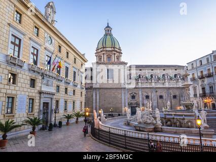 Palazzo Praetoriano, Fontana Praetoriana e San Giuseppe dei Teatini in Piazza Pretoria chiamato anche Piazza della vergogna a Palermo, Isola di Sicilia in Italia Foto Stock