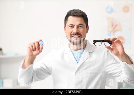 Oftalmologo con lenti a contatto e occhiali in clinica Foto Stock