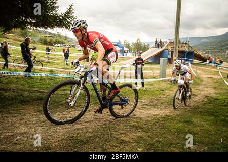 HAFJELL, NORVEGIA - 14 SETTEMBRE 2013. Jaroslav Kulhavy (CZ) leader Nino Schurter (sui) nella Coppa del mondo di Mountain Bike Cross Country dell'UCI. Foto Stock