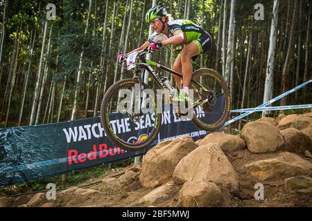 PIETERMARITZBURG, SUDAFRICA - 13 APRILE 2014. Gunn-Rita Dahle Flesjaa Racing per il Team Merida alla Coppa del mondo di fondo per mountain bike UCI Foto Stock