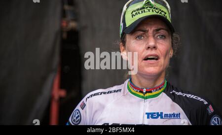 PIETERMARITZBURG, SUDAFRICA - 13 APRILE 2014. Gunn-Rita Dahle Flesjaa Racing per il Team Merida alla Coppa del mondo di fondo per mountain bike UCI Foto Stock