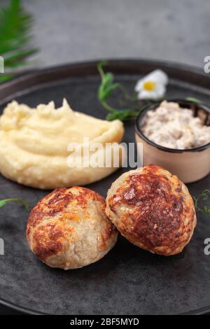 Polpettine di carne di pollo fatti in casa con salsa, purè di patate Foto Stock