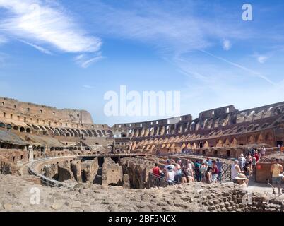 Roma, Italia - 5 agosto 2017: Vista panoramica dell'interno dell'Anfiteatro Romano del Colosseo a Roma. Un gruppo può essere visto esplorare Foto Stock