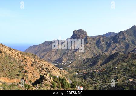 Case colorate a Guaidil vicino Vallehermoso città e valle sull'isola di la Gomera, Isole Canarie in Spagna Foto Stock