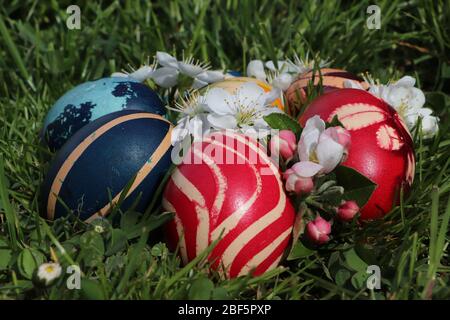 Uova di Pasqua colorate dipinte su sfondo erba Foto Stock