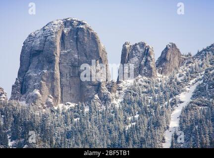 grande pietra di roccia nel paesaggio di montagna, dopo la neve. Carpazi rumeni, Ceahlau Foto Stock