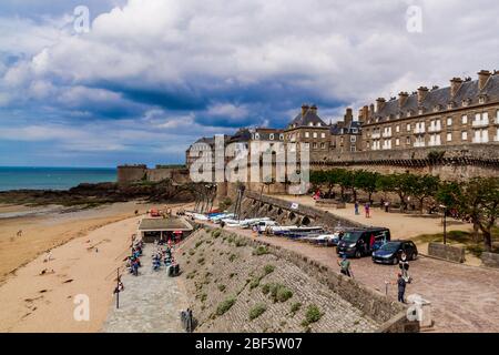 Saint-Malo, Bretagna, Francia - 31 maggio 2018: Terrapieno con vecchie case di una città balneare ad alta marea. Foto Stock