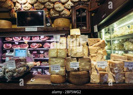 Carne e formaggio in vendita sul mercato alimentare di mezzo a Bologna, capitale e città più grande dell'Emilia Romagna nel Nord Italia Foto Stock