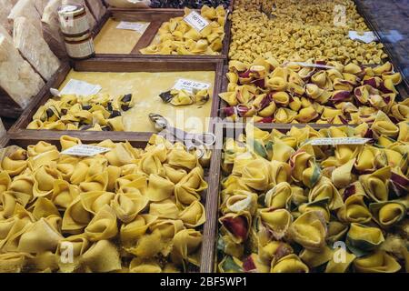 Tortelloni in vendita sul mercato alimentare di mezzo a Bologna, capitale e città più grande dell'Emilia Romagna nel Nord Italia Foto Stock