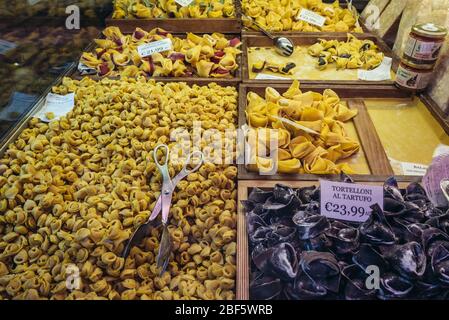 Tortelloni in vendita sul mercato alimentare di mezzo a Bologna, capitale e città più grande dell'Emilia Romagna nel Nord Italia Foto Stock