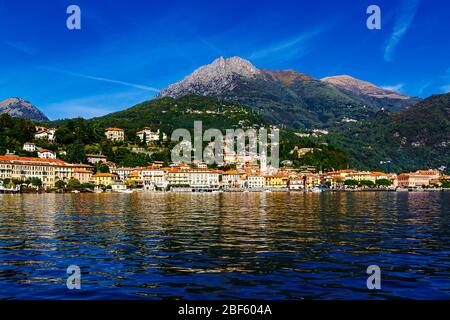 La città di Menaggio sulla riva del Lago di Como, Italia Foto Stock