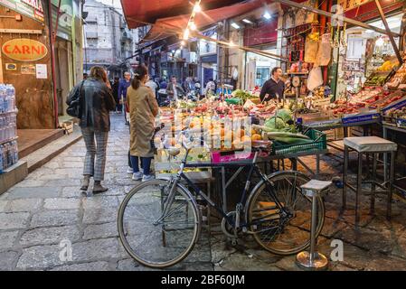 Famoso mercato all'aperto la Vucciria a Palermo città del Sud Italia, la capitale della regione autonoma della Sicilia Foto Stock