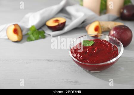 Ciotola con salsa di susina sul tavolo Foto Stock