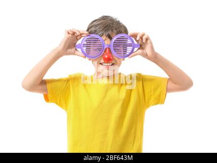 Ragazzo in travestimento divertente su sfondo bianco. Festa degli sciocchi di aprile Foto Stock