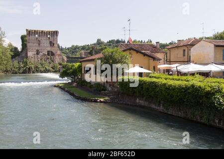 Italia, Valeggio sul Mincio - 20 2018 maggio: La vista del ponte Visconti a Valeggio sul Mincio il 20 2018 maggio in Veneto. Foto Stock