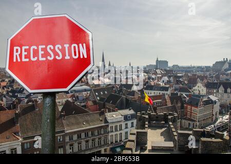 Segnale di arresto della recessione con vista di Bruxelles in Belgio. Crollo finanziario nell'economia mondiale a causa della pandemia di coronavirus. Crisi economica globale Foto Stock