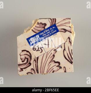 Faccia della parete della mattonella. Rettangolo orizzontale. Trenta piastrelle larghe e ventitre alte con apertura per camino undici piastrelle larghe e dieci alte. Foto Stock