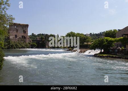 Italia, Valeggio sul Mincio - 20 2018 maggio: La vista del ponte Visconti a Valeggio sul Mincio il 20 2018 maggio in Veneto. Foto Stock