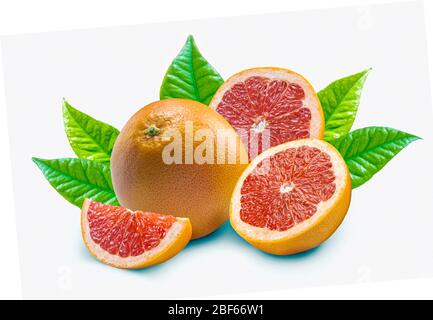 Fetta di pompelmo con foglie isolati su sfondo bianco Foto Stock