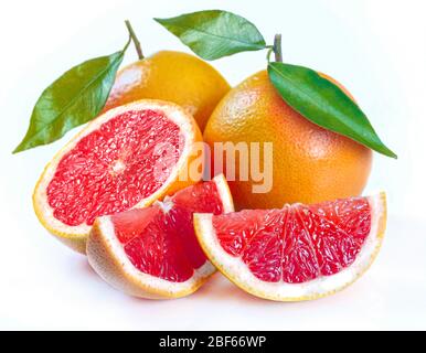 Fetta di pompelmo con foglie isolati su sfondo bianco Foto Stock