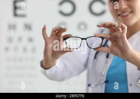 Felice attraente femmina scegliere la variante corretta Foto Stock