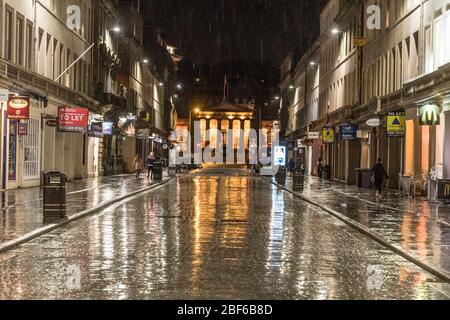 Scena di strada bagnata e scintillante, Reform st Dundee. Foto Stock