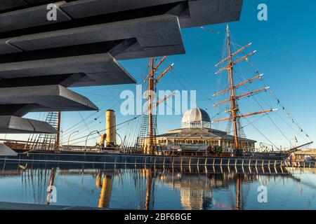 Royal Research Ship Discovery a Disvovery Point, Dundee con V&A Museum Foto Stock
