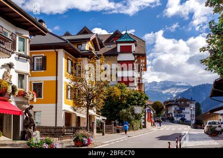Ortisei, Valgardena, Bolzano - 27 settembre 2017: Via Rezia (strada Rezia) con alberghi e negozi. Foto Stock