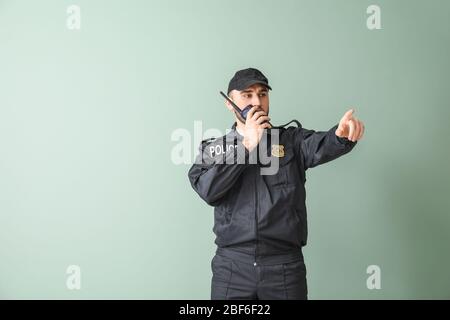 Poliziotto maschile su sfondo colorato Foto Stock