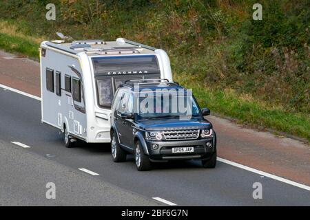 2015 grigio Land Rover Discovery HSE SDV6 Auto traino Coachman VIP Touring Caravan e camper, camper, veicolo per il tempo libero RV, vacanze in famiglia, vacanze caravanette, vacanze caravan, la vita sulla strada, Foto Stock