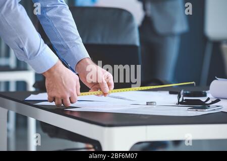 Ingegnere maschile che lavora in ufficio Foto Stock