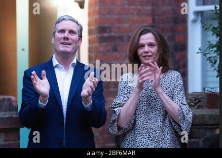 Kier Starmer e moglie si battono per gli accompagnatori aprile 2020 Foto Stock