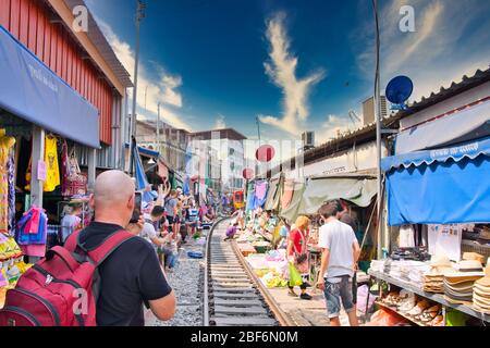 Treno che passa il mercato dei treni Maeklong - mercato ferroviario Maeklong, situato nella provincia di Samut Songkhram in Thailandia Foto Stock