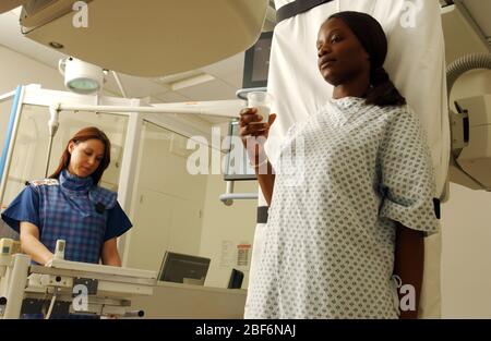 Pasto al bario, procedura in cui vengono eseguite radiografie dell'esofago, dello stomaco e del duodeno dopo l'ingestione del solfato di bario da parte di un paziente. Bario m Foto Stock