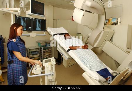 Pasto al bario, procedura in cui vengono eseguite radiografie dell'esofago, dello stomaco e del duodeno dopo l'ingestione del solfato di bario da parte di un paziente. Bario m Foto Stock