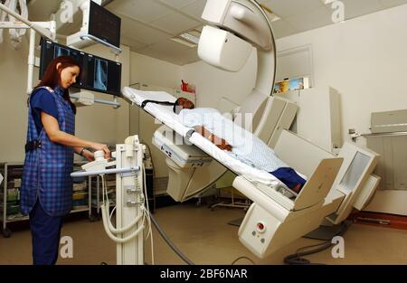 Pasto al bario, procedura in cui vengono eseguite radiografie dell'esofago, dello stomaco e del duodeno dopo l'ingestione del solfato di bario da parte di un paziente. Bario m Foto Stock