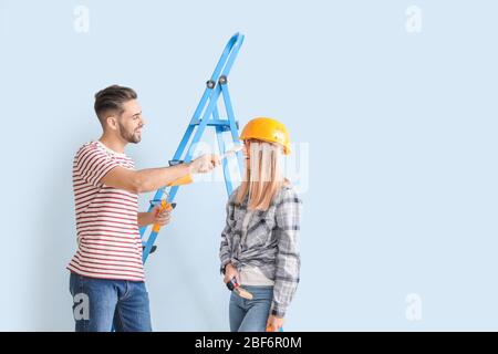 Giovane coppia che fa riparazione in appartamento nuovo Foto Stock