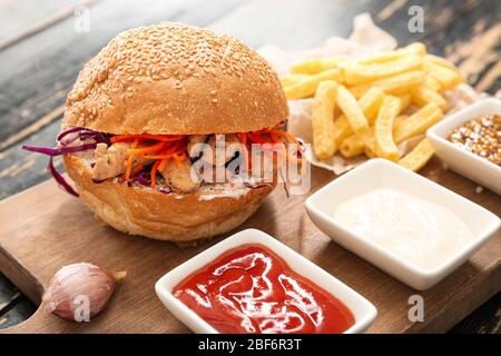 Gustoso kebab doner con patatine fritte e salse al tavolo Foto Stock