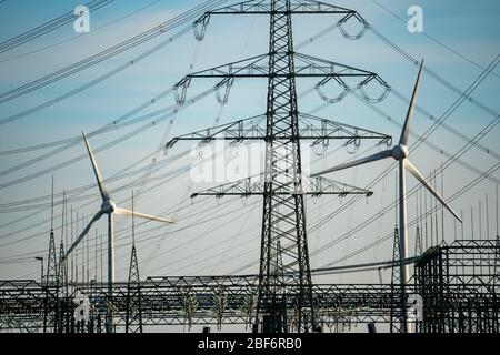 Linee ad altissima tensione, 380 KV, nella sottostazione di Gohrpunkt, l'elettricità proviene dall'area mineraria della lignite renish, dalla turbina eolica, dall'energia eolica, a G. Foto Stock
